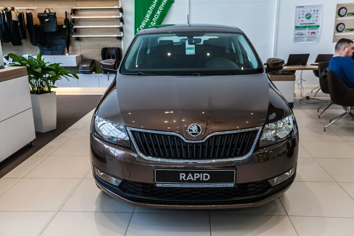 Шкода рапид 2017 купить. Skoda Rapid 2017. Шкода Рапид 2017 коричневый. Skoda Rapid Рестайлинг 2017. Шкода Rapid 2017.