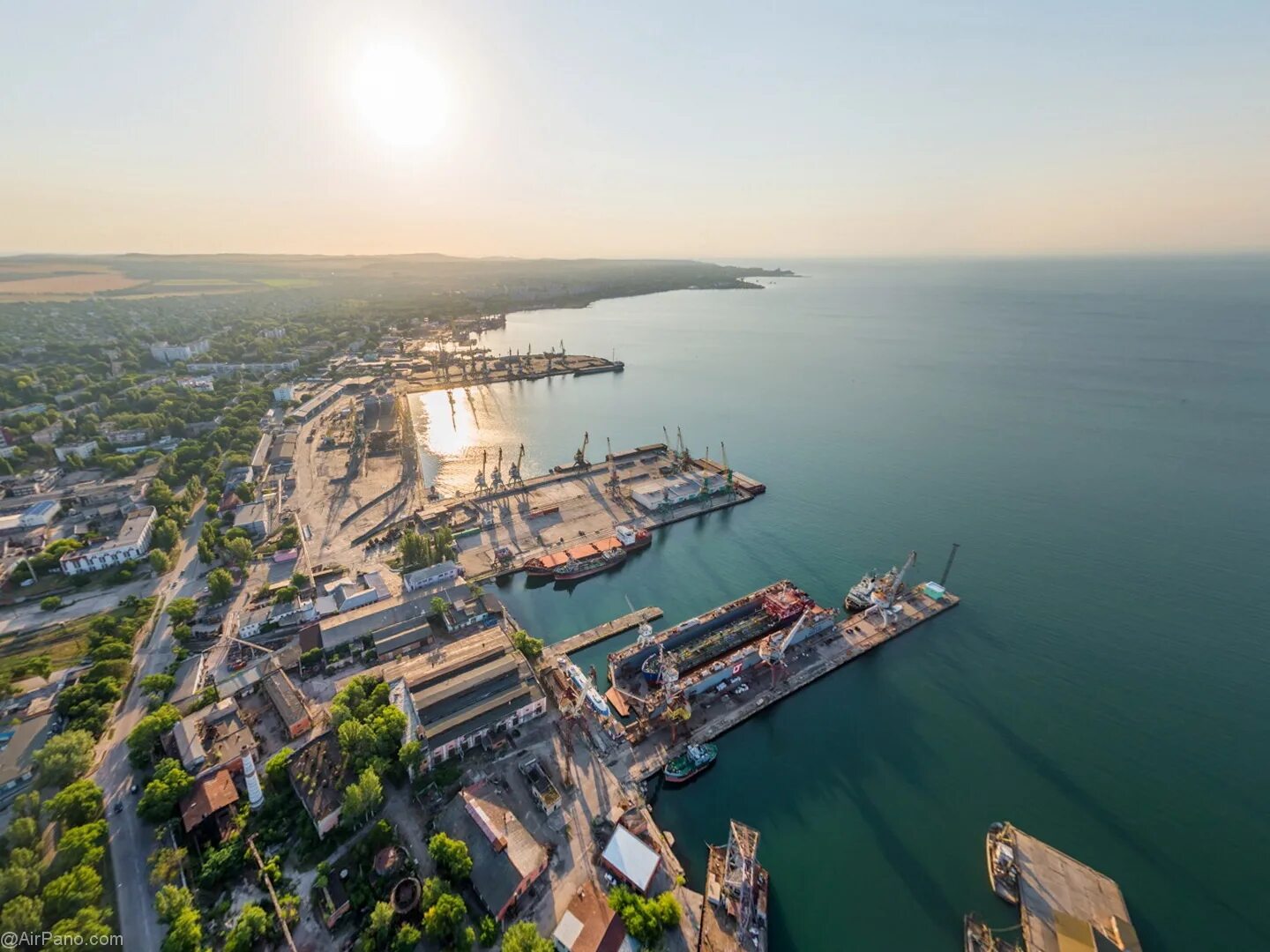 Керчь крымская республика. Керчь обелиск славы на горе митридат. Керчь портовый город. Обелиск славы. Керчь крымская республика.