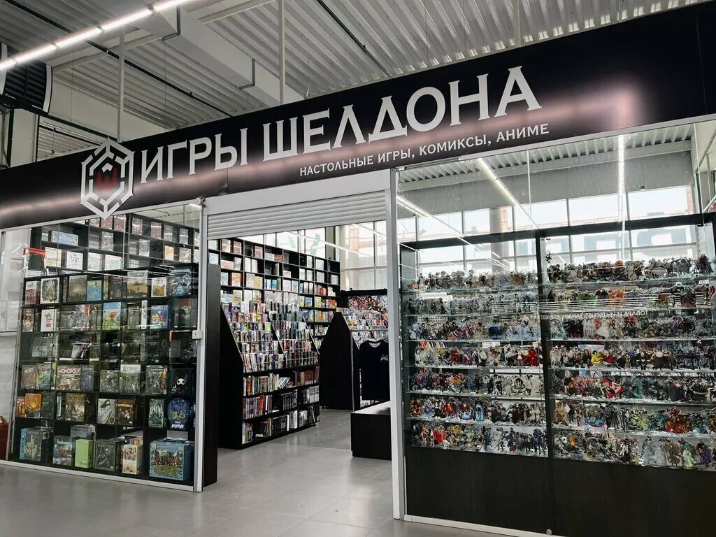 Шелдон в магазине комиксов. Шелдон в костюме теория большого взрыва. Пенни теория большого взрыва. Магазин шелдона. Магазин шелдона.