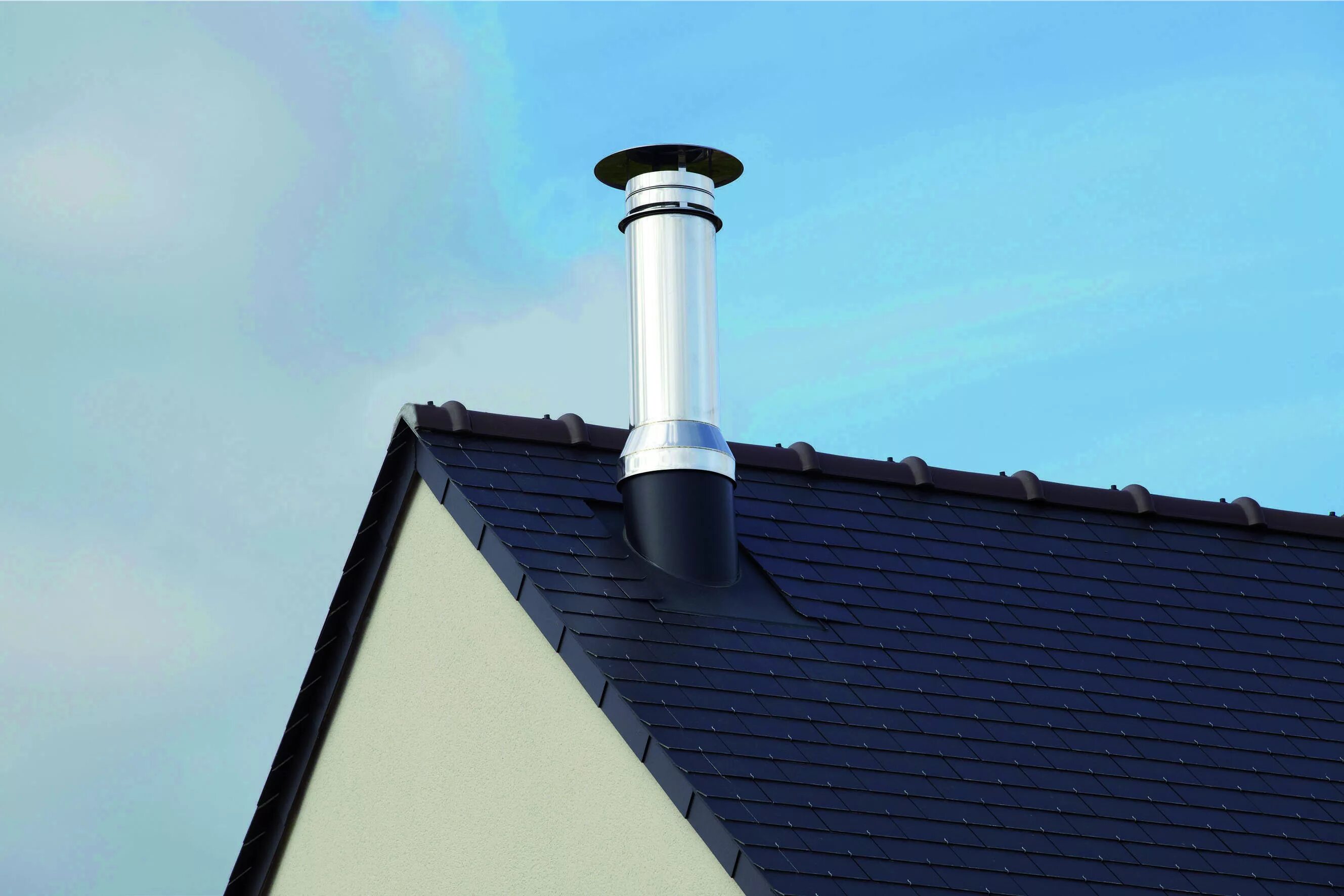 Вентиляционные трубы на кровле. Отделка дымохода. Трубы на крыше частного дома. Керамический дымоход schiedel uni. Фановая вентиляция в кровле.