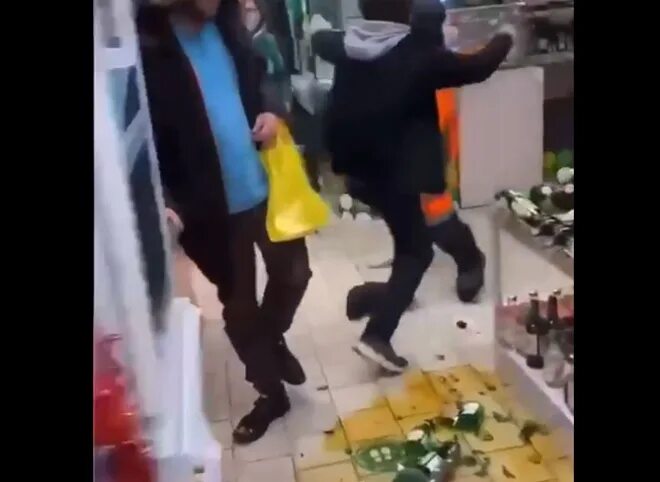 Эпичная драка в лифте. Драка в магазине пятерочка. драка в пятерочке салехард. драка в пятерочке владимир 2016.