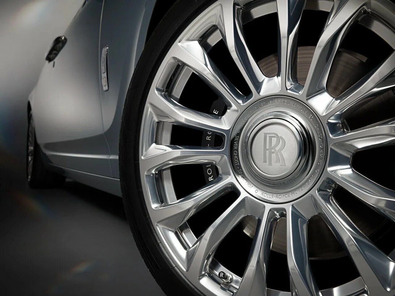 Колеса роллс ройс. Колеса на роллс ройс. Диски rolls royce r17. Комплект зимних шин с дисками на роллс ройс. Rolls-royce cullinan диски forged.