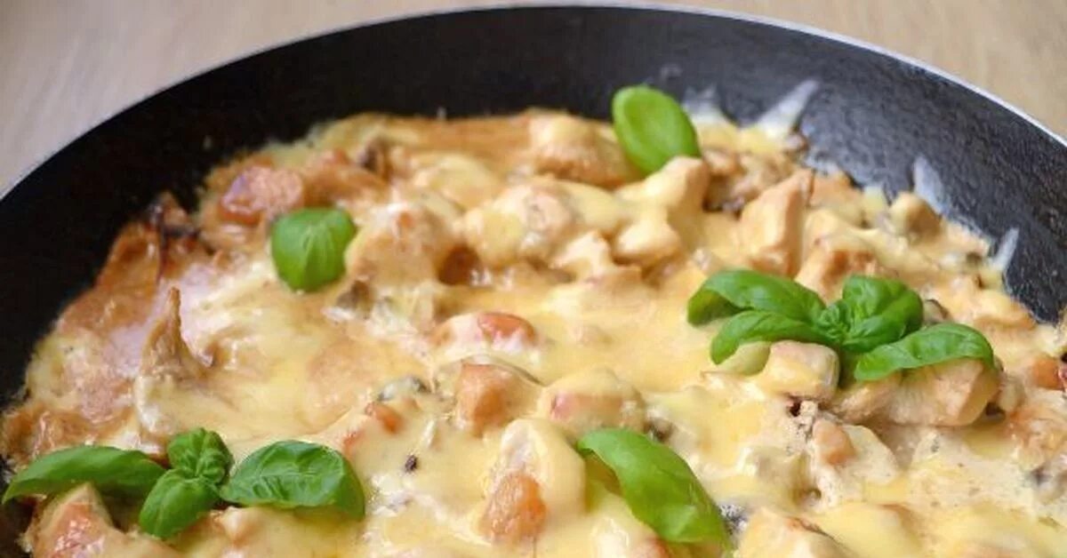 Жульен из шампиньонов в булочке. Жульен с курицей. Жульен из шампиньонов на сковороде. Жульен на сковороде рецепт пошагово. Жульен с грибами и сыром на сковороде.