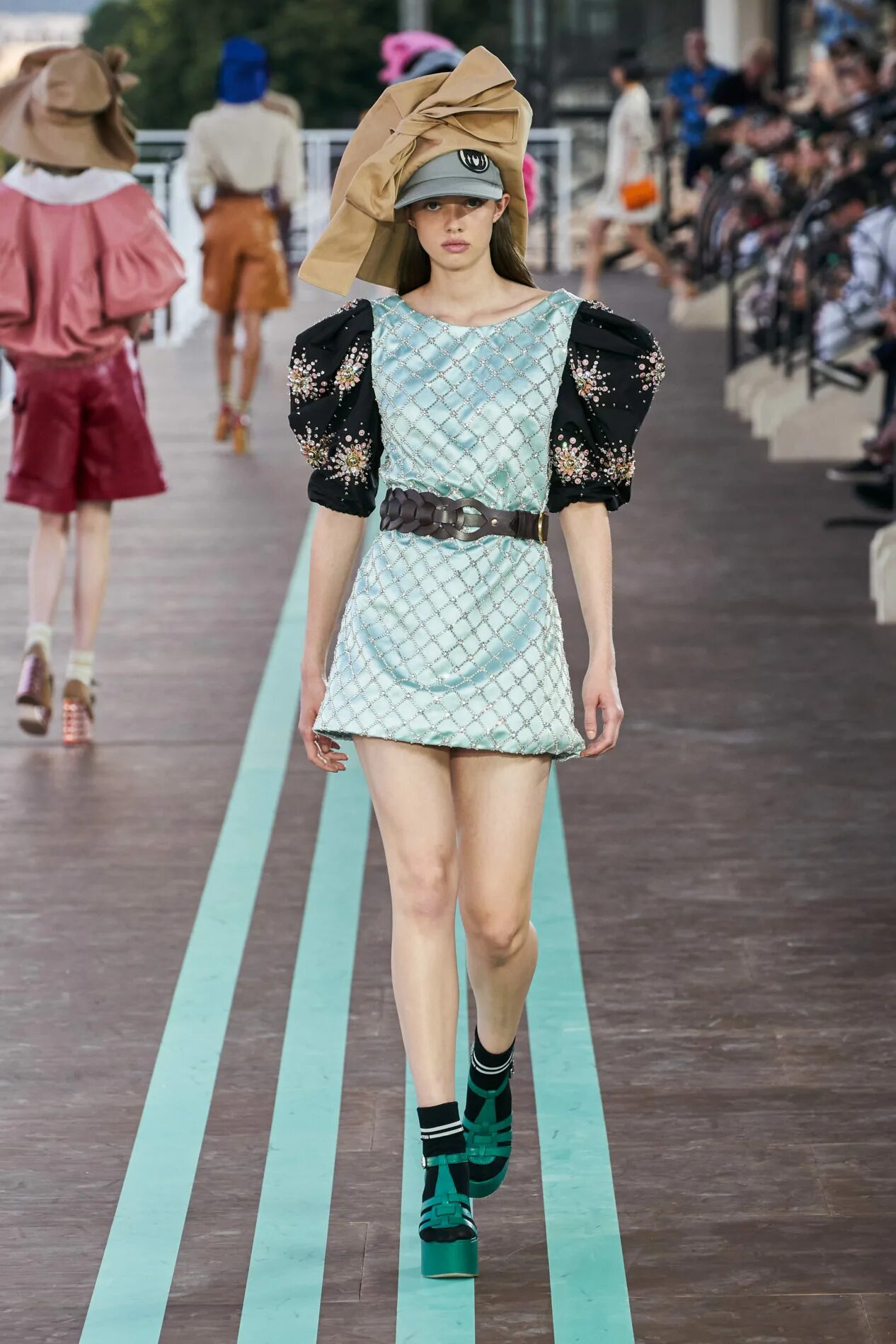 Miu miu mayot. Мода миу миу. miu miu 2025 collection. стиль одежды миу миу. коллекция миу миу юбка.