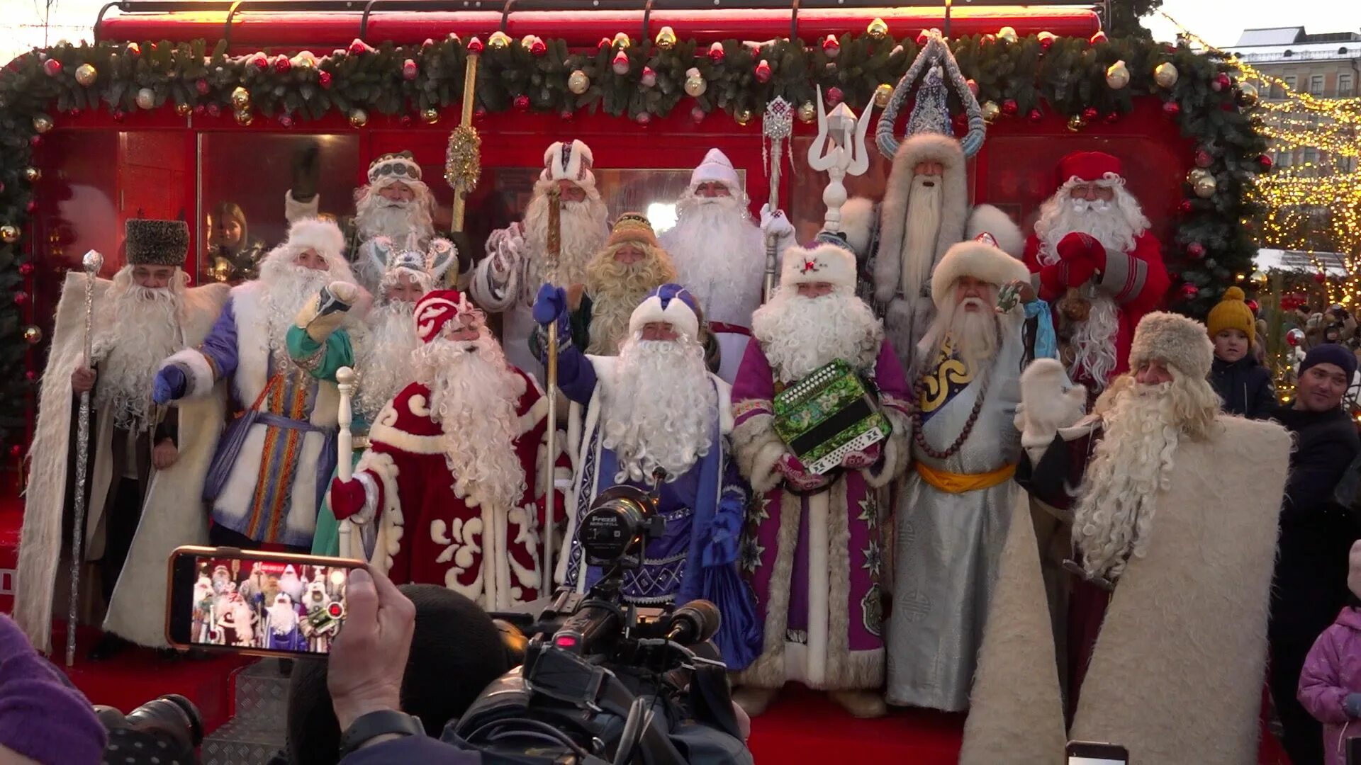 Дед мороз встречается с гостями которые приехали. Дед Мороз. Дед Мороз в России. Страна Деда Мороза. Украинский дед Мороз.