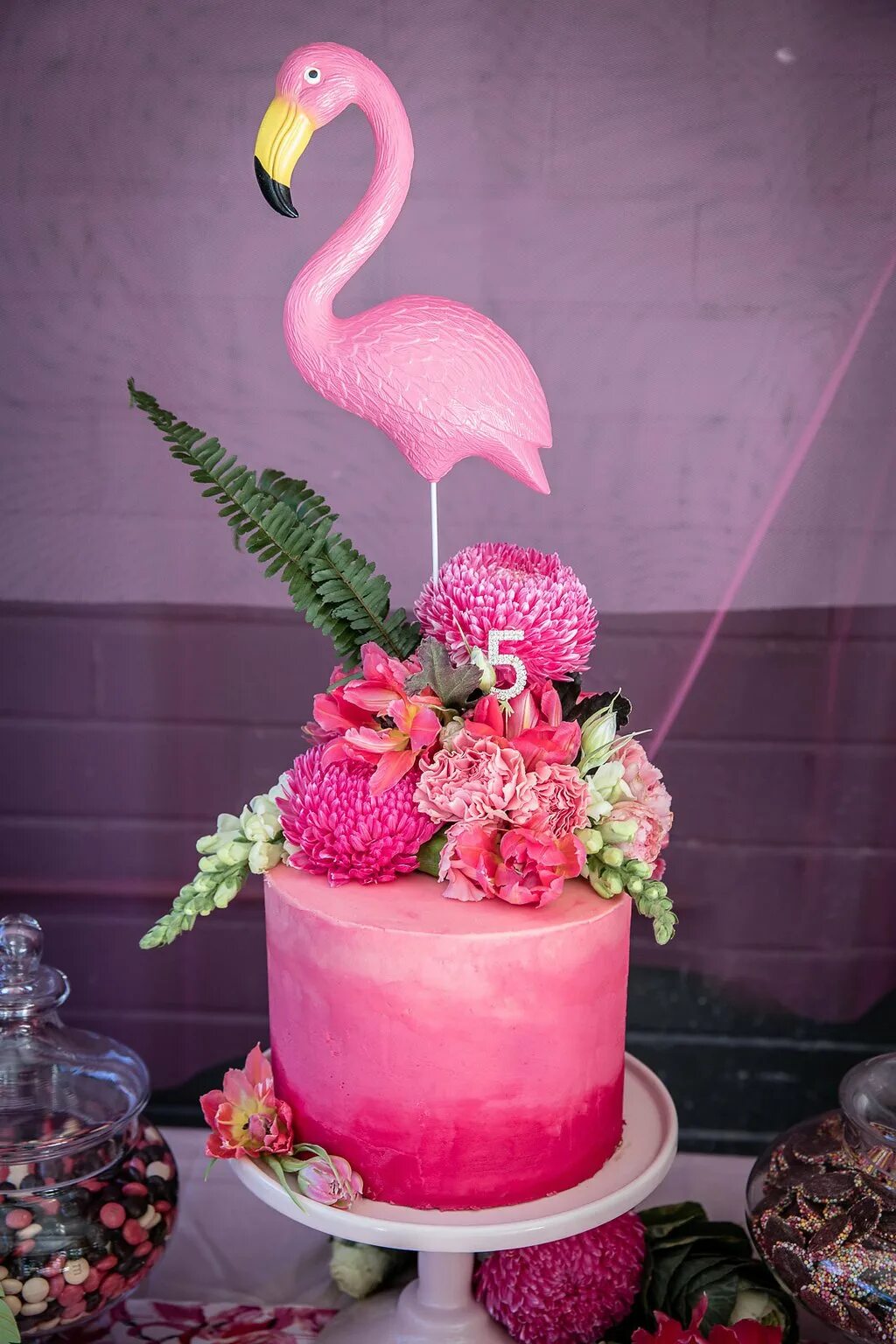 Торт фламинго. Торт розовый Фламинго. Торт в стиле розовый Фламинго. Фламинго торт яркое. Торт розовый Фламинго для девочки.