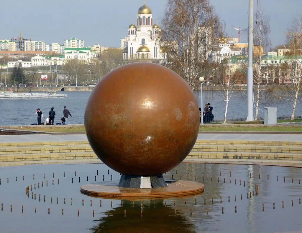 2 новых шара. Екатеринбург достопримечательности. Памятники в Екатеринбурге достопримечательности. Интересные достопримечательности Екатеринбурга. Достопримечательность шар в ЕКБ.