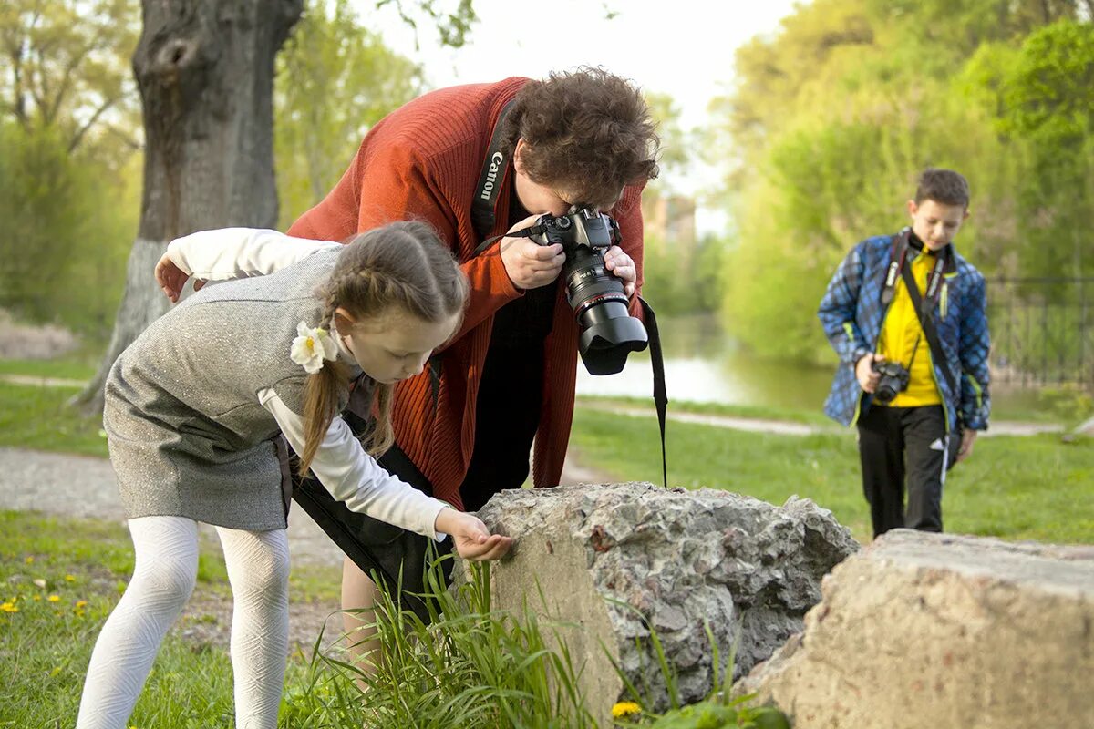 Фото добрые будни. Жестокое обращение детей с животными. Жестокое обращение с кошками. Добрые дела картинки. Приветствие фотографа.