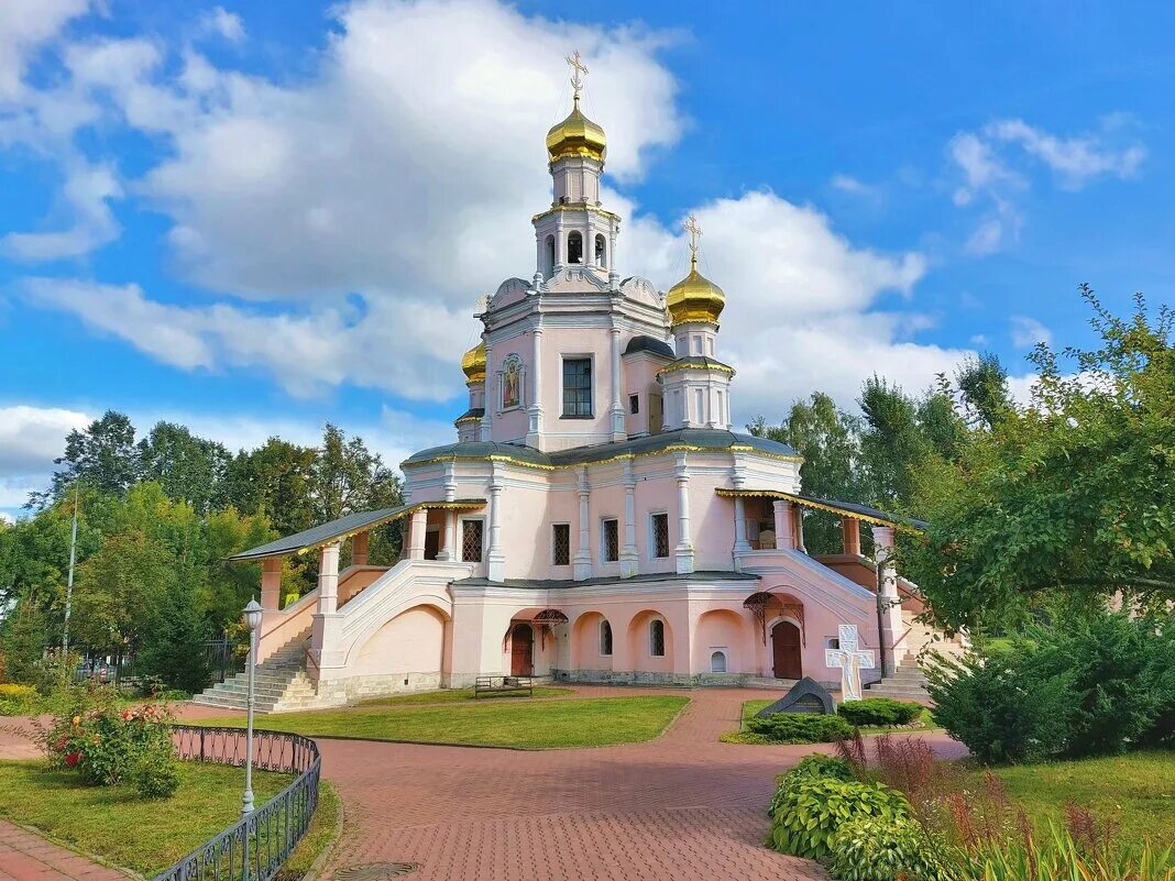 Бориса и глеба в зюзино. Храм Бориса и Глеба в Зюзино. Храм святых благоверных князей Бориса и Глеба в Зюзине. Церковь святых благоверных Бориса и Глеба в Зюзино Архитектор. Храм Бориса и Глеба Обнинск.