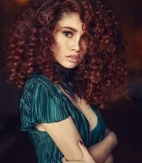 Большие глаза кудрявые волосы