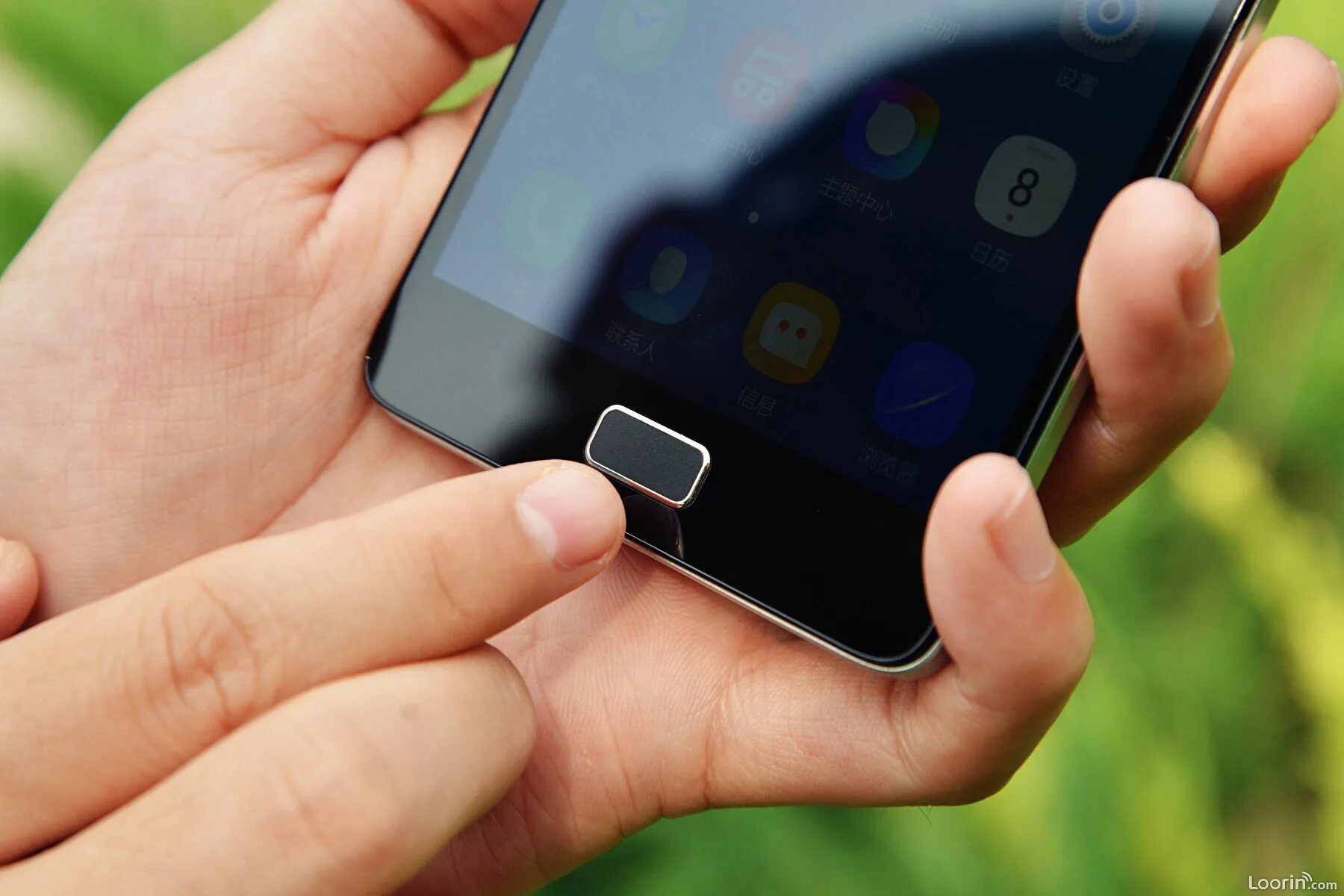 между смартфон. андроид и айфон. человек со смартфоном в руке. мобильный телефон в руке. смартфон и айфон отличия.