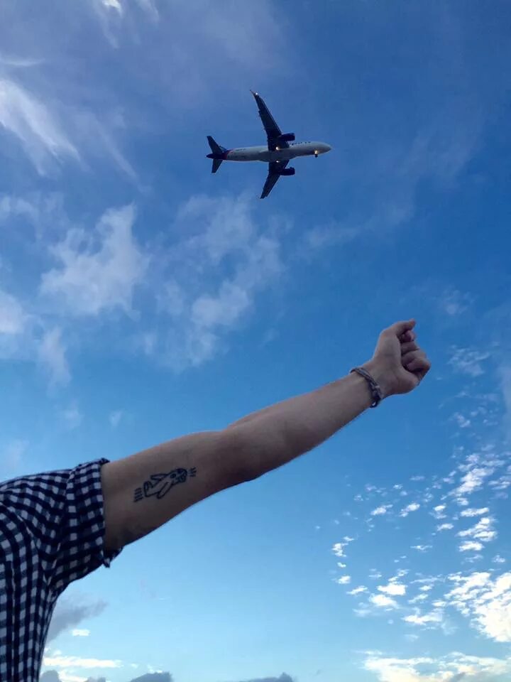 Тату самолет. Тату с самолетом мужские. Самолет на руке. Тату самолет на руке.