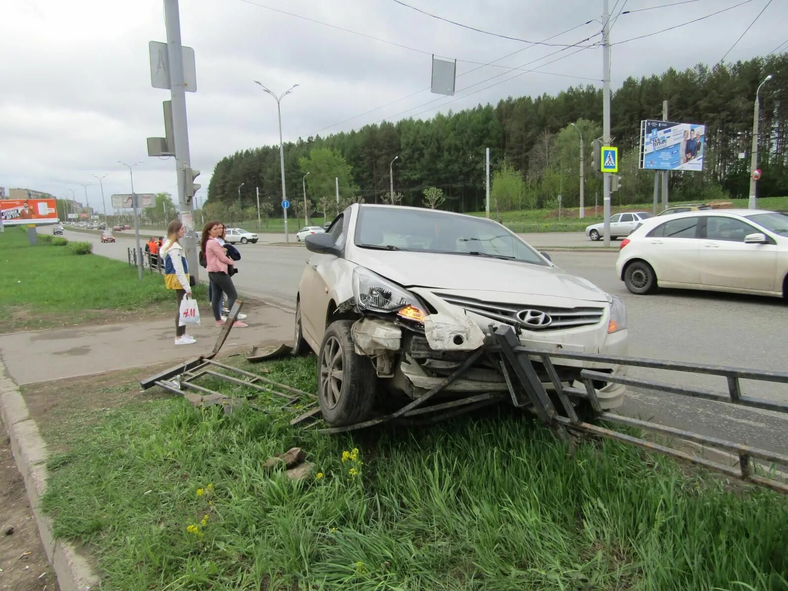 Авто после дтп. Дтп в ижевске 14 сентября 2020. Дтп на удмуртской на перекрестке ижевск. Происшествие и дтп в ижевске. Дтп ижевск вчера.