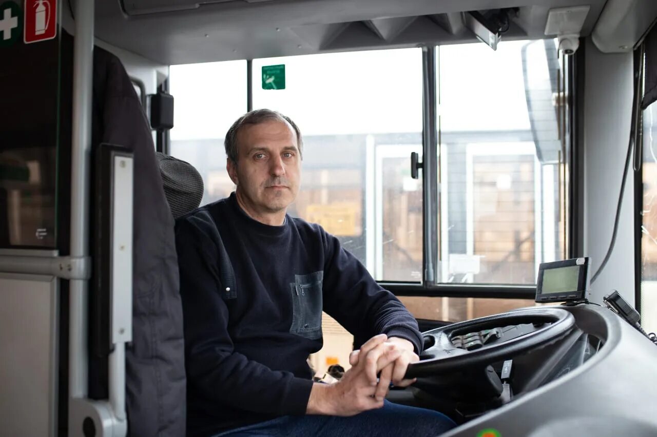 требуется водитель категории д. водители категории е женщина. водитель грузового автомобиля. работа в самаре вакансии для мужчин водитель. шофер за рулем.