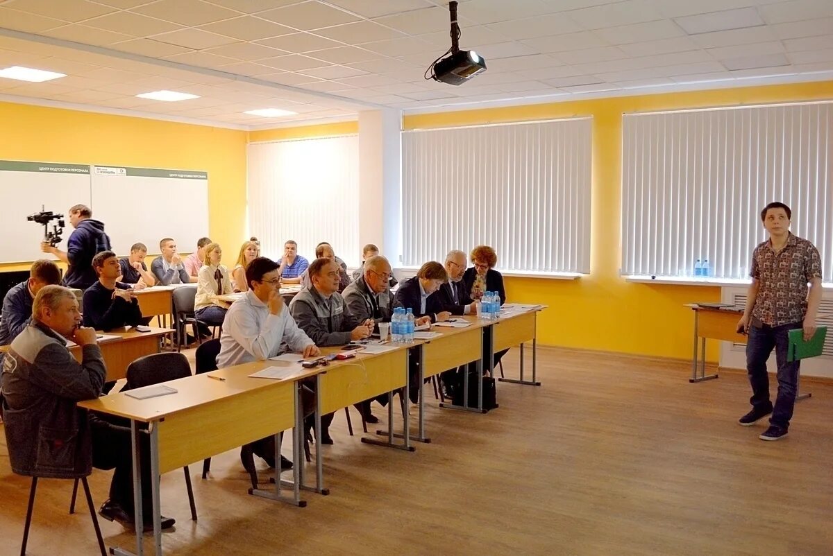 Стопка книг. Что такое объект и предмет исследования в дипломной работе. Магистерская шапочка. Выпускная научная работа. Учеба на белом фоне.