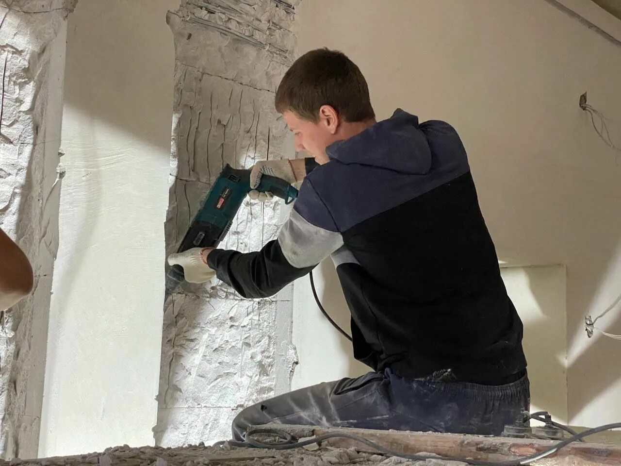 Ремонт картинки. Демонтаж старых обоев. Поклеить обои на потолок. Строительство многоквартирного дома. Оклейка стен самоклеющейся пленкой.