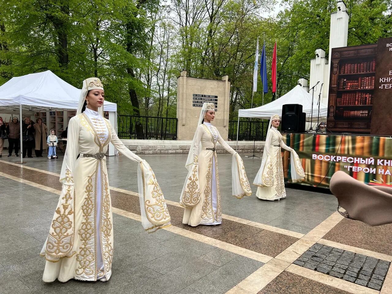 Воскресная ярмарка интернет. Ярмарка праздник. Прокат осетинских костюмов во Владикавказе.