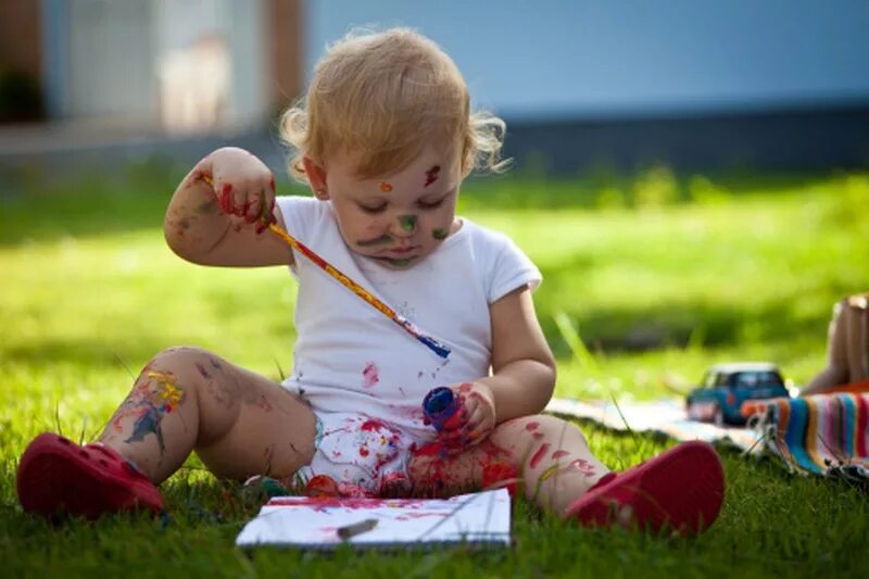 Почему маленькие дети любят. Креативные дети. Раннее детство. Ребенок воображает. Ребенок развивается.