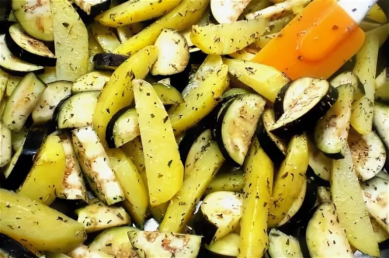 Овощная запеканка гратен. Кабачки и баклажаны в духовке. Картофель с овощами в духовке. Картошка с баклажанами и кабачками в духовке. Картошка с кабачками и баклажанами в духовке.