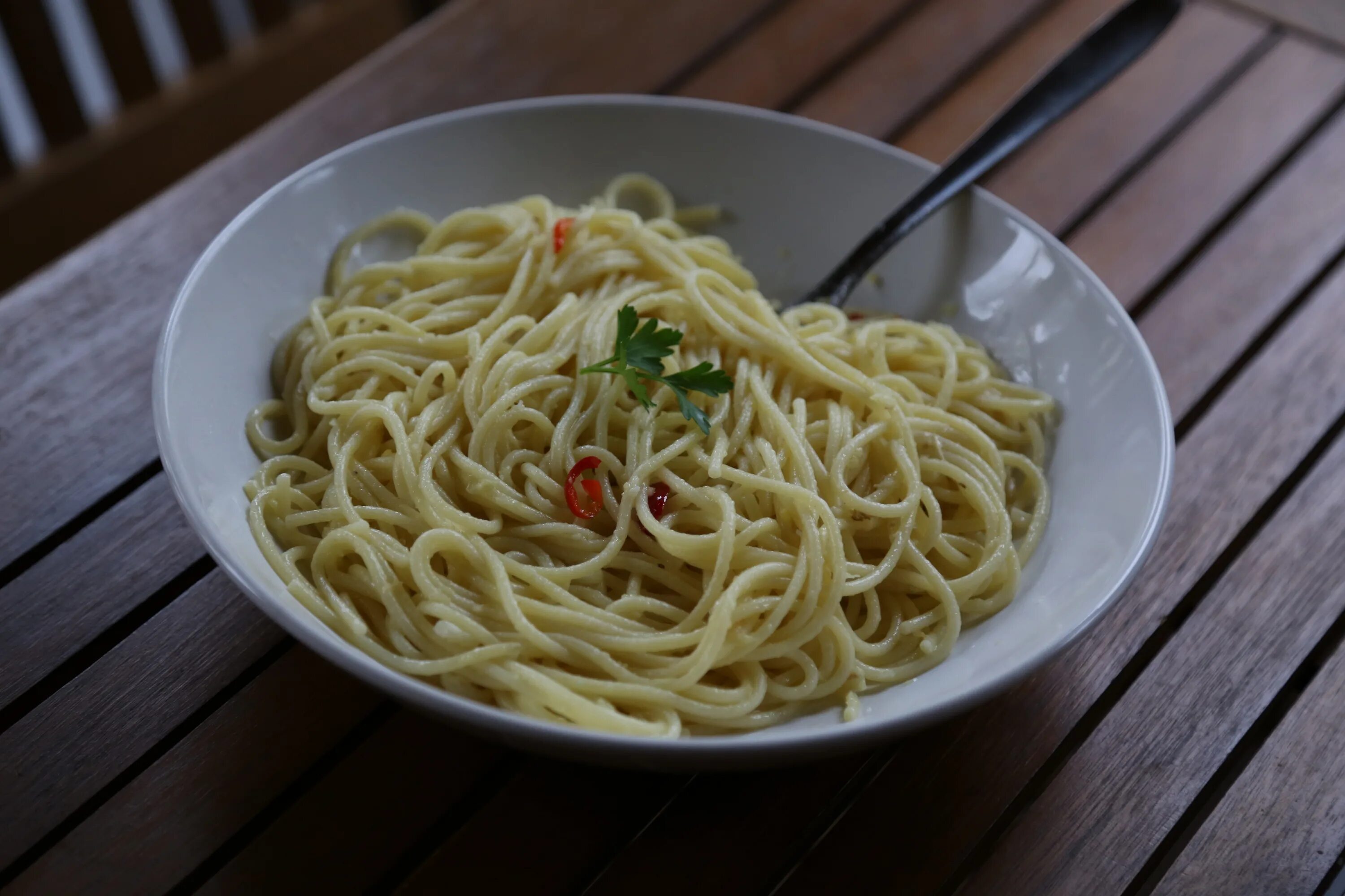 Отличная лапша. Спагетти aglio e olio. Samyang лапша Carbonara. Лапша в тарелке. Макароны в тарелке.