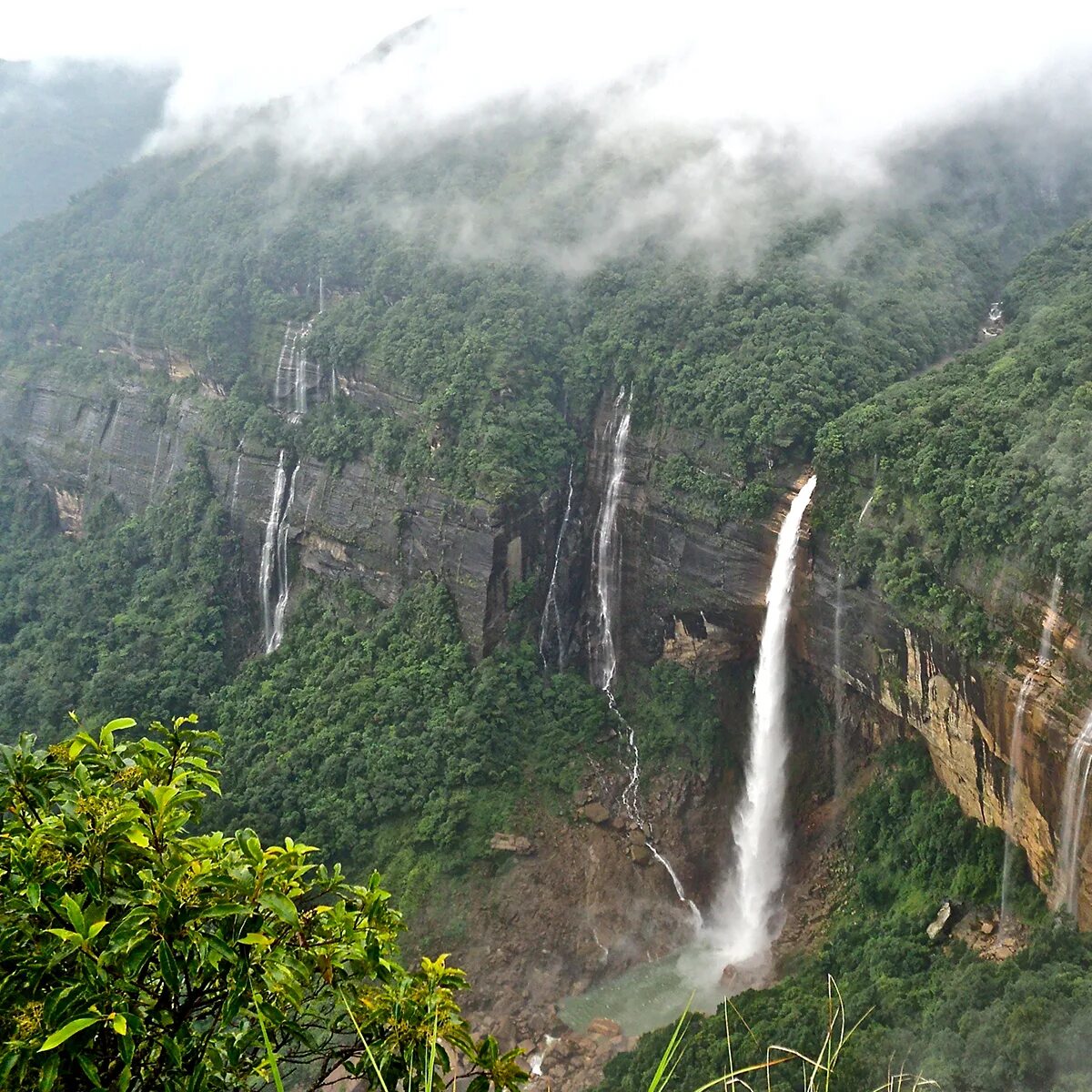Черапунджи самое влажное место на земле. Черрапунджи вулкан. Черапунджи Индия. Черрапунджи, Индия инг. Субтропические леса, Мегхалая.