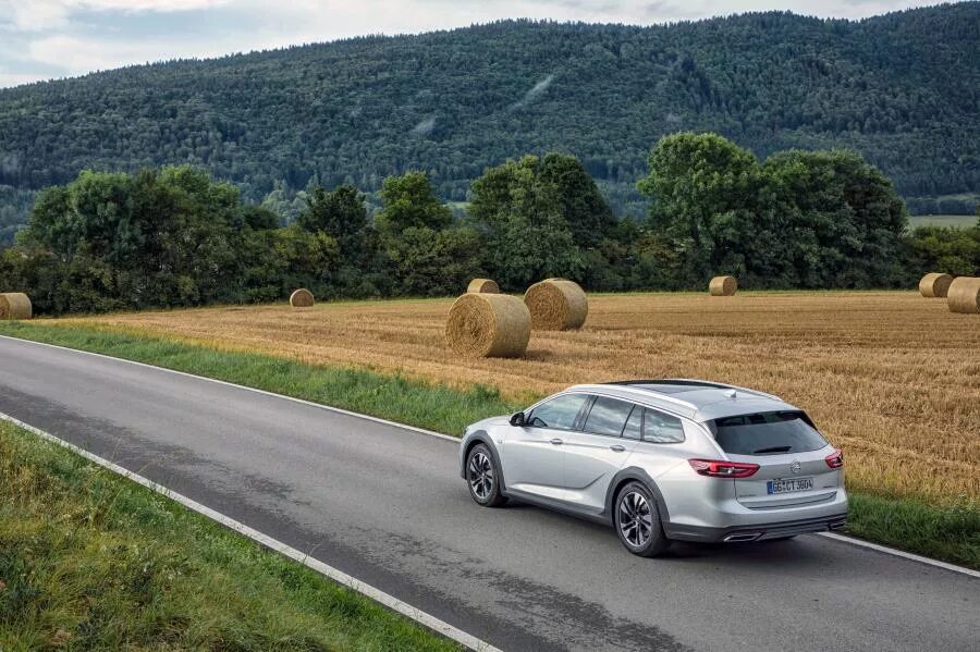 Country touring. Opel Insignia Country Tourer 2018. Кантри Турер. Opel Insignia Country Tourer 4x4 2018. Country Tourer OPC.