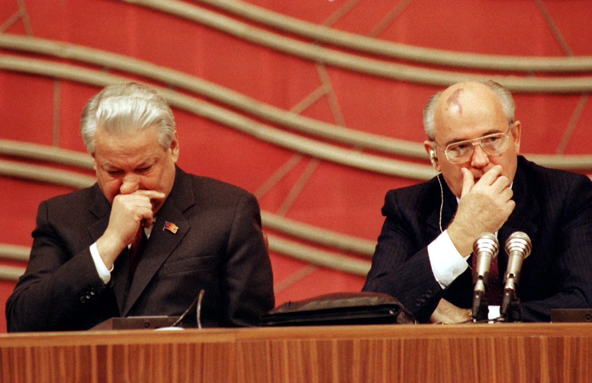 Горбачев и Ельцин. Горбачев Ельцин Горбачев. Горбачев Ельцин 1990.