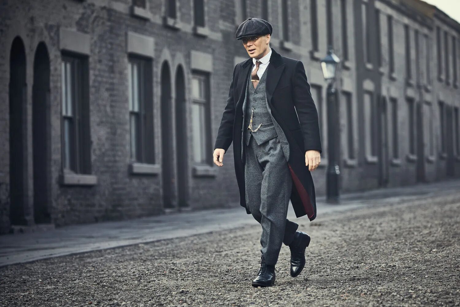 Идти острый. Идти острый. Бирмингем томас шелби. Томми шелби в пальто. Острые козырьки братья шелби.