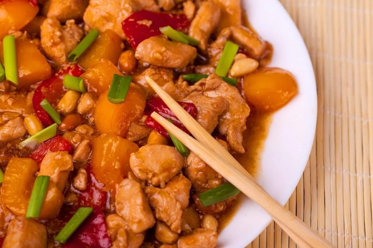 Китайская кухня рецепты. Курочка гунбао. Классика китайской кухни курица гунбао. Китай цыплёнок гунбао. Курица гунбао с арахисом.
