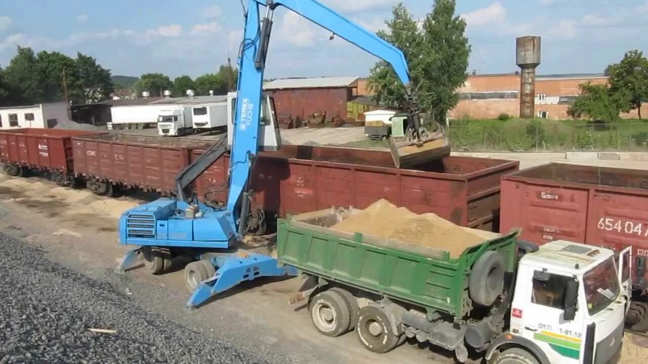 Погрузка сыпучих грузов. Перегружатель Fuchs разгрузка вагонов. Ленточные погрузчики для погрузки песка ФС 19. Разгрузка Fuchs 350. Разгрузка полувагонов грейфером.