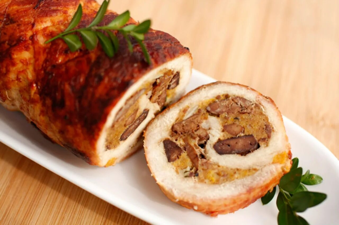 свинина запеченная с грибами рулет. свинина запеченная с грибами рулет. рулет из корейки. рулет из свинины с грибами. буженина в рукаве.