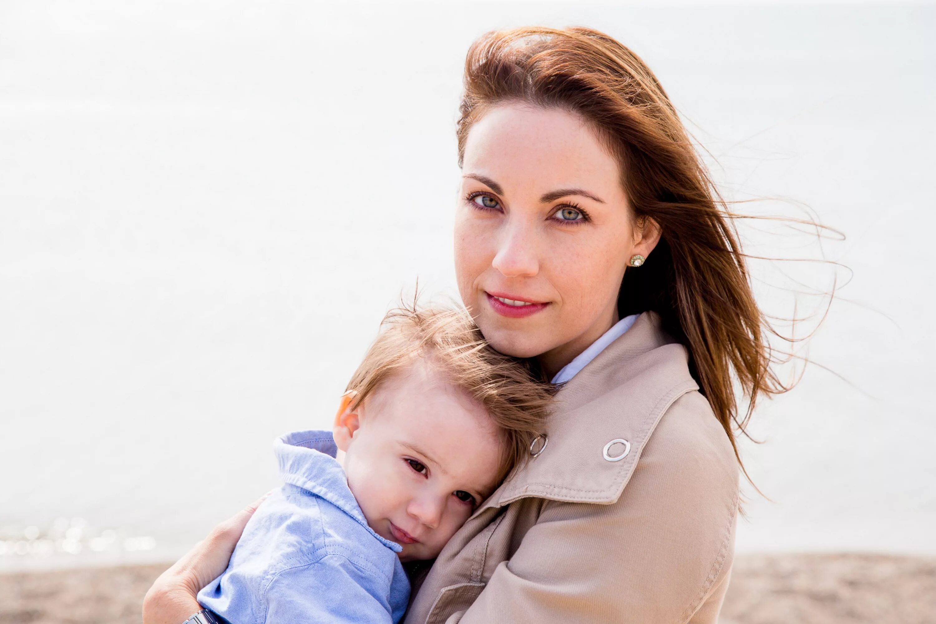 Mom and child. Женщина с ребенком. Малыш и мама. Молодые мамы. Мама с младенцем.