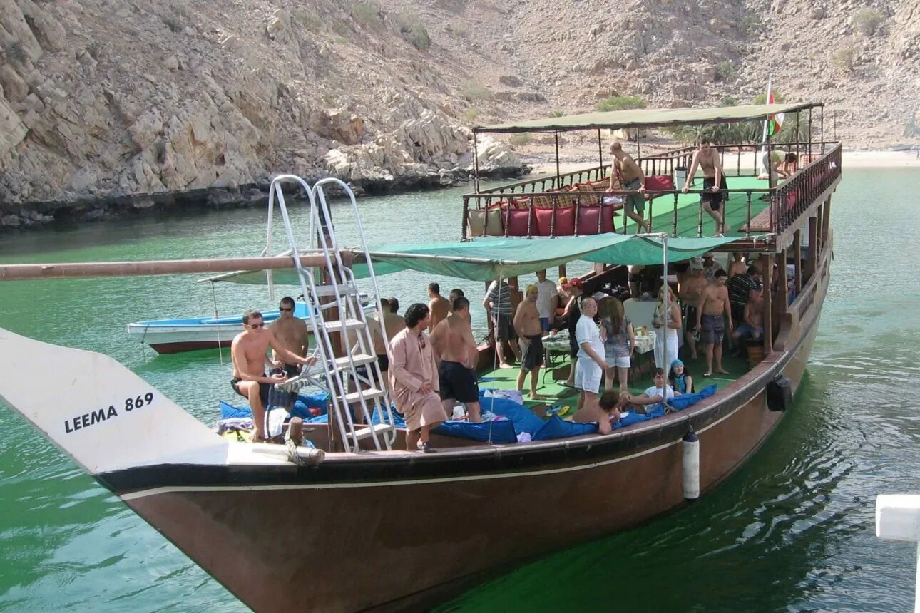 Туристино дубай билеты. Мусандам экскурсия. Musandam Dhow Cruise. Оман лодка ДОУ. Дибба экскурсия.