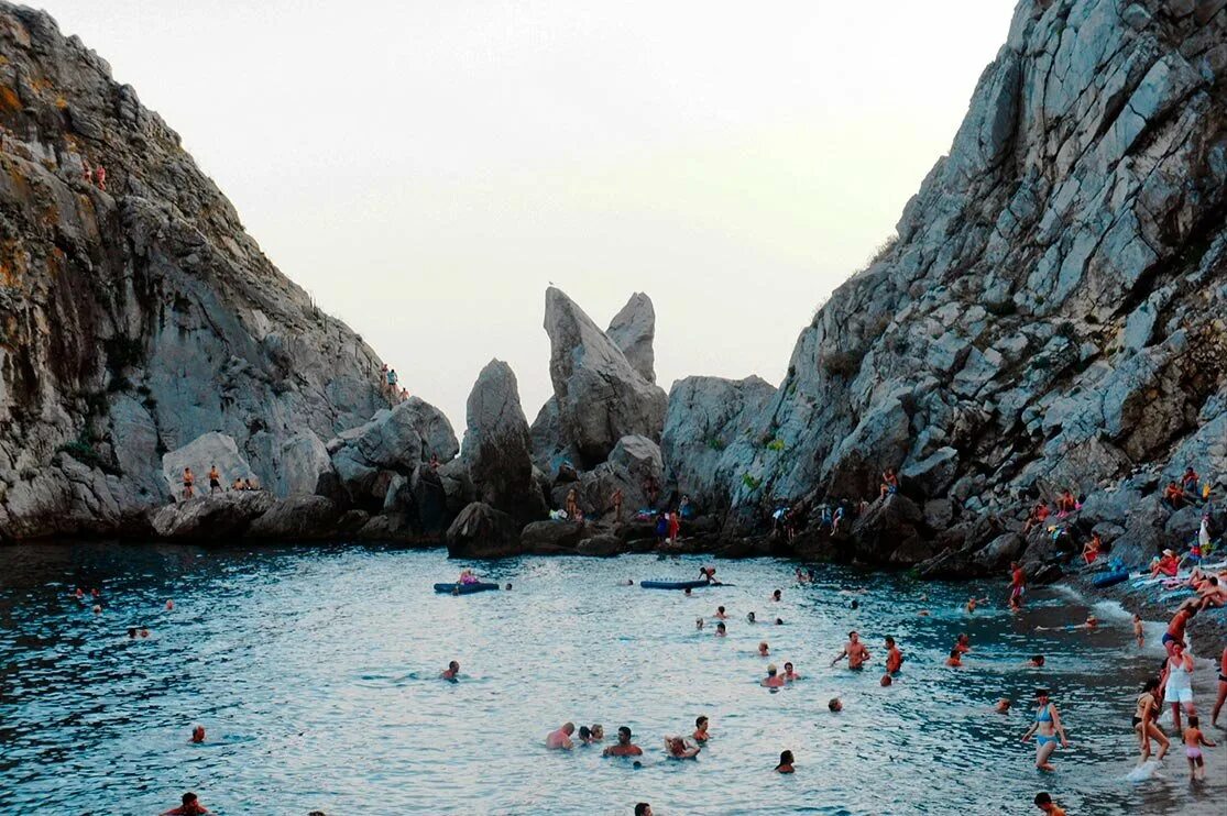 Пляжи которые нужно увидеть. Пляж дива Симеиз. Камень дива Симеиз. Симеиз Крым пляж голубой залив. Гора дива в Крыму Симеиз.