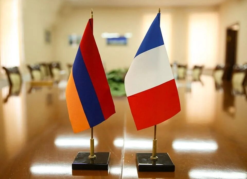 Армянская диаспора во фрвнци. Армяне во франции. Армянский французский. Флаг франции и армении вместе. Армянский французский.