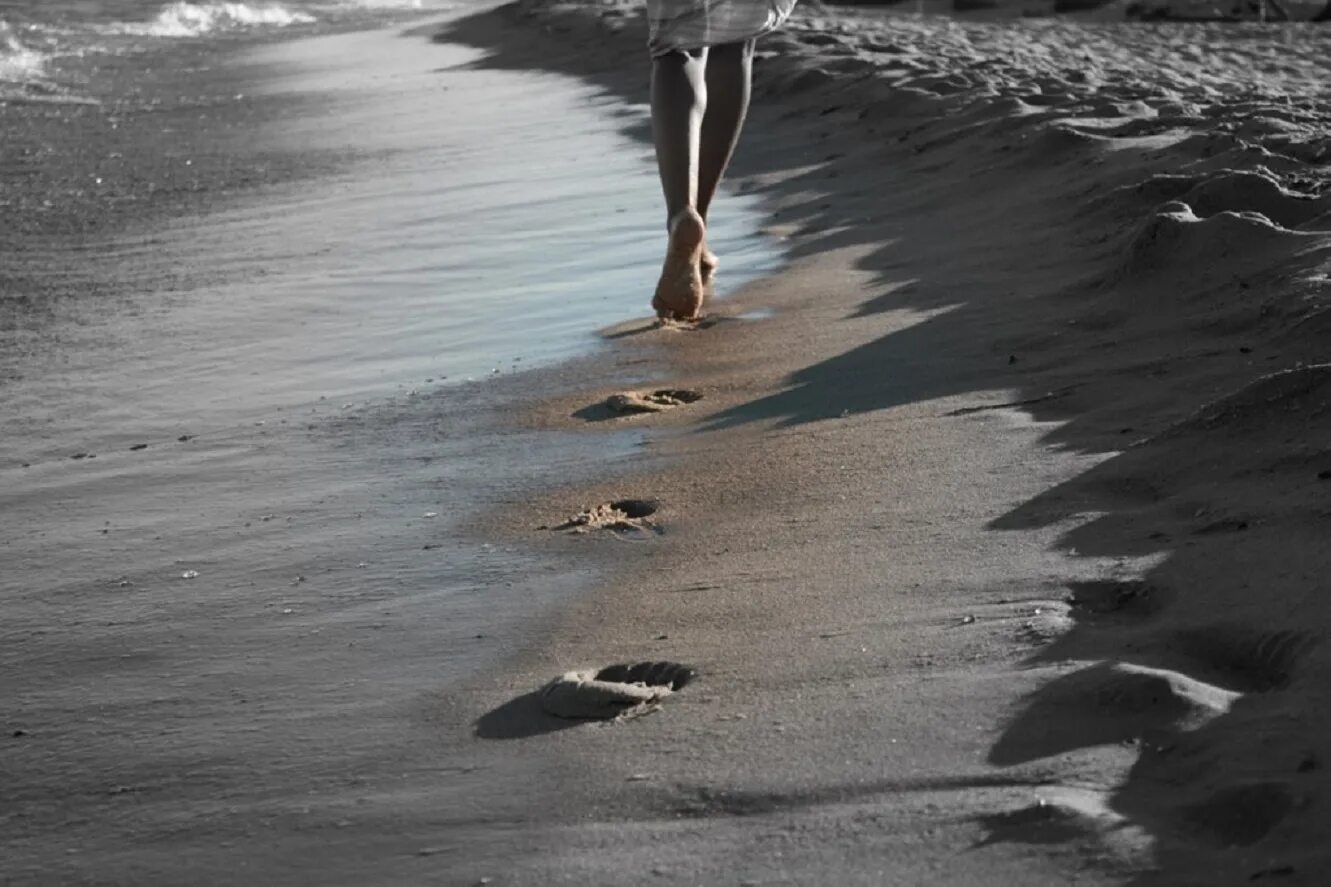 На земле далеко не все люди. Красивая девушка уходит. Уходящая девушка. Навстречу морю. Следы на песке.