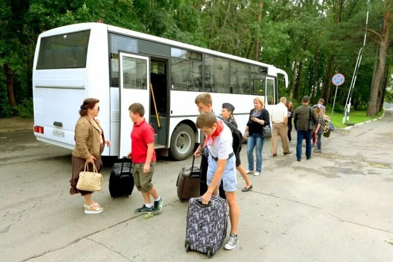 Какой автобус уехал. Отъезд в лагерь. Автобус в детский лагерь. Автобус из лагеря. Отъезд из лагеря.