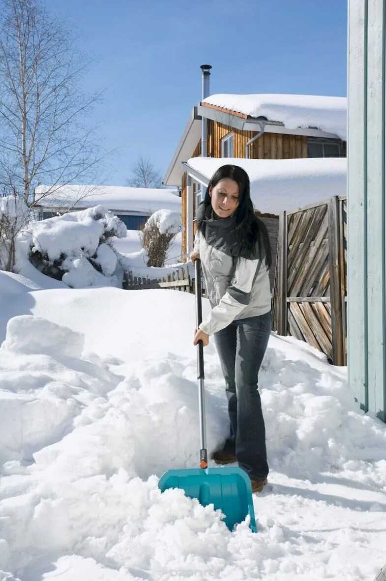 Электролопата для уборки снега gardena. Как чистить снег лопатой. Уборка снега. Лопата snow shovel. Лопата снеговая "снежок".