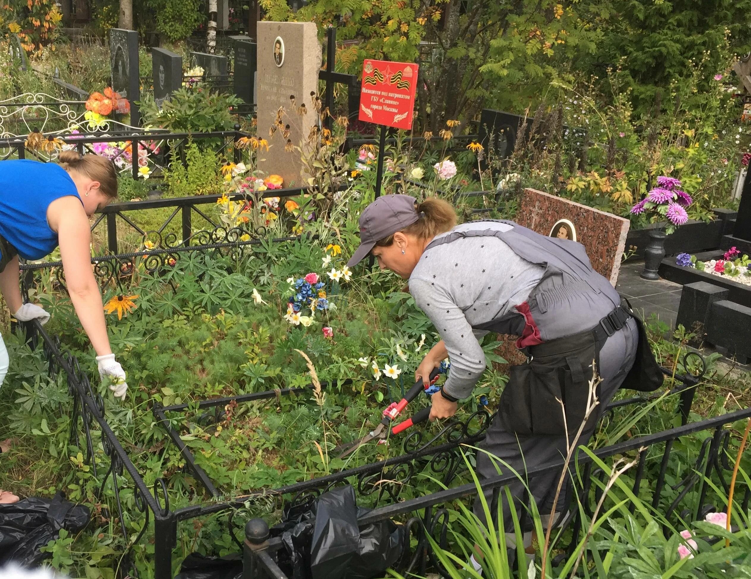 Услуги по благоустройству могил на кладбище. Памятники на могилу реклама. Ухаживание за могилами. Ритуальные услуги баннер. Уборка мест захоронений.