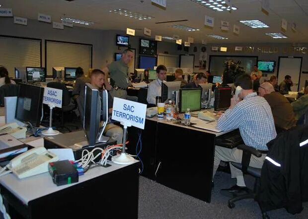 Офис в америке. Здание фбр в нью-йорке. Офис фбр внутри. Полицейский участок fbi. Штаб фбр.