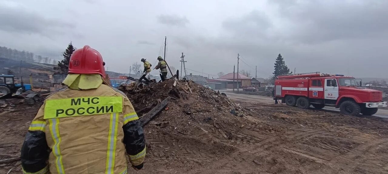 Пожар в Заозерном Рыбинского района 7 мая 2022. Пожар в Заозерном Рыбинского района Красноярского края. Заозерный пожар 7 мая. Пожар в Уяре 7 мая 2022.