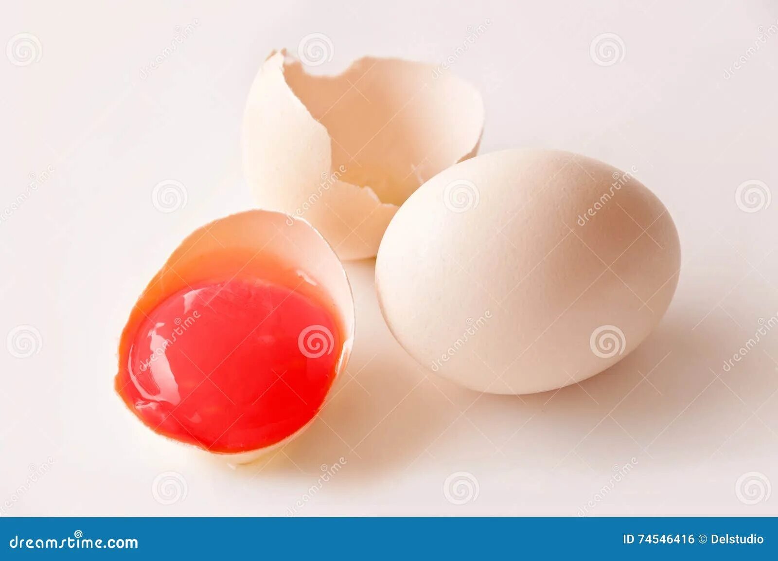 Кровь в яйцах кур. Красный желток куриного яйца.