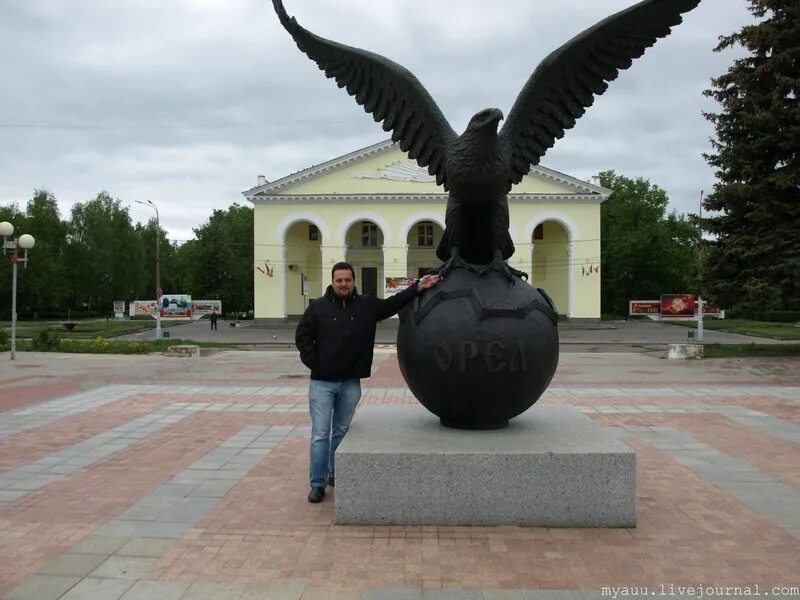 ЖД вокзал орёл.Орел памятник. Привокзальная площадь город орёл. Памятник Орлу в Орле на вокзале. Орел на Привокзальной площади г орла.