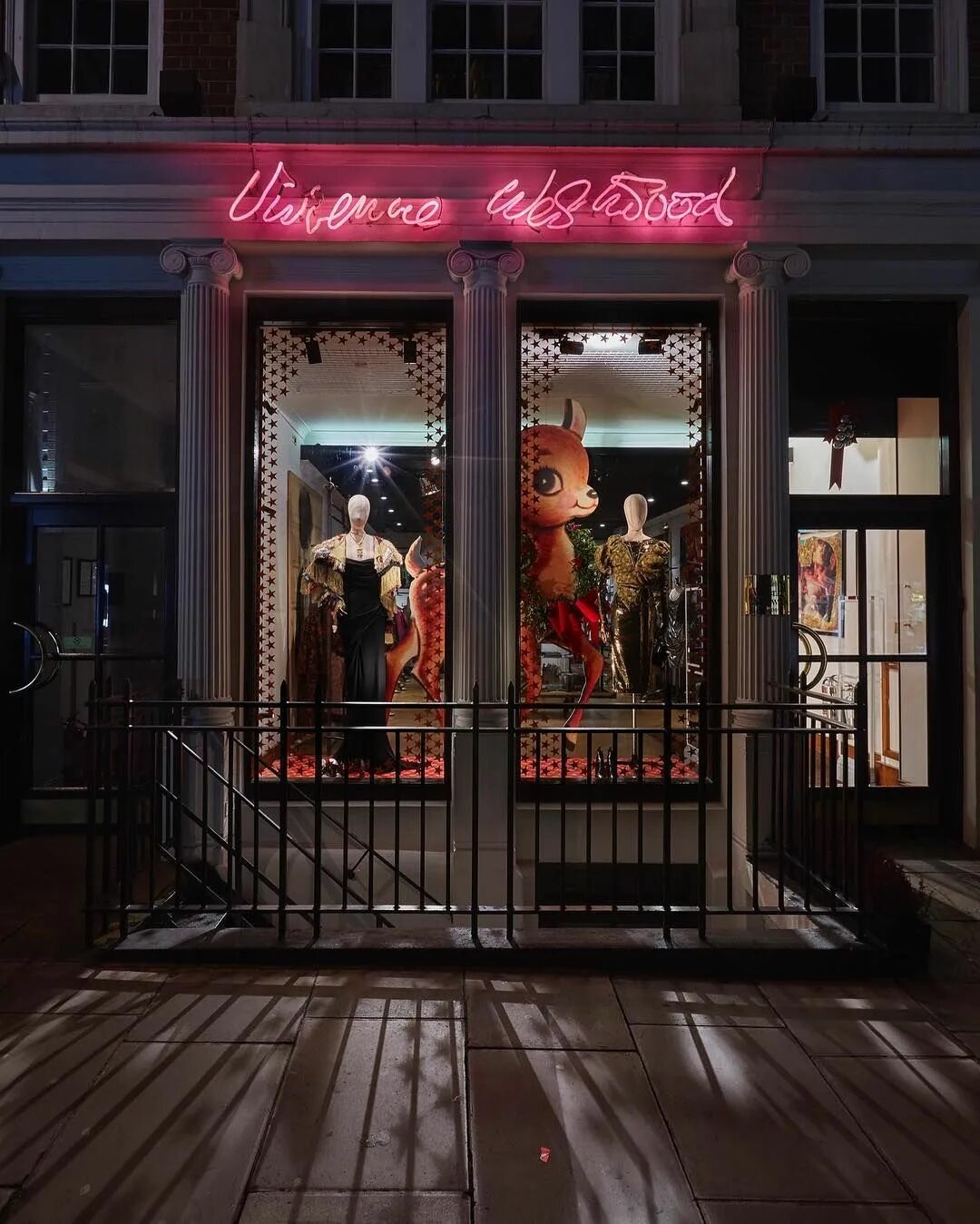 Come uk. Vivienne Westwood магазин в Стамбуле. Интерьер Вивьен Вествуд. Интерьер в стиле Вивьен Вествуд. Дизайн витрины Vivienne Westwood.