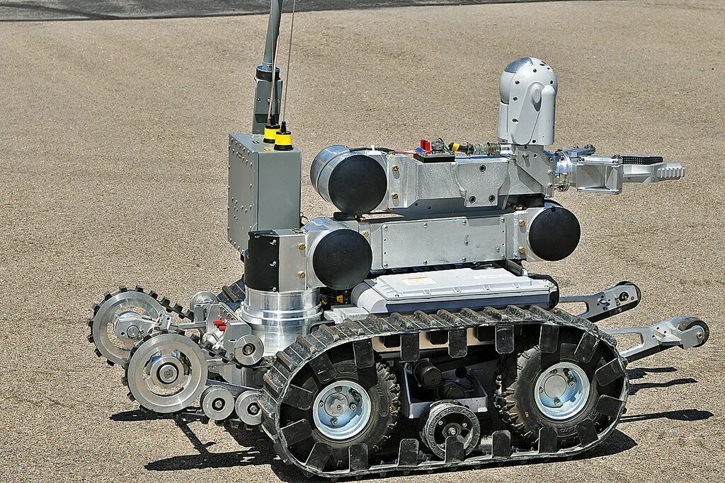 Роботы на колесном ходу 6 класс. Робот Remotec Andros. Колесные мобильные роботы. Наземные мобильные роботы. Гибридные роботы.