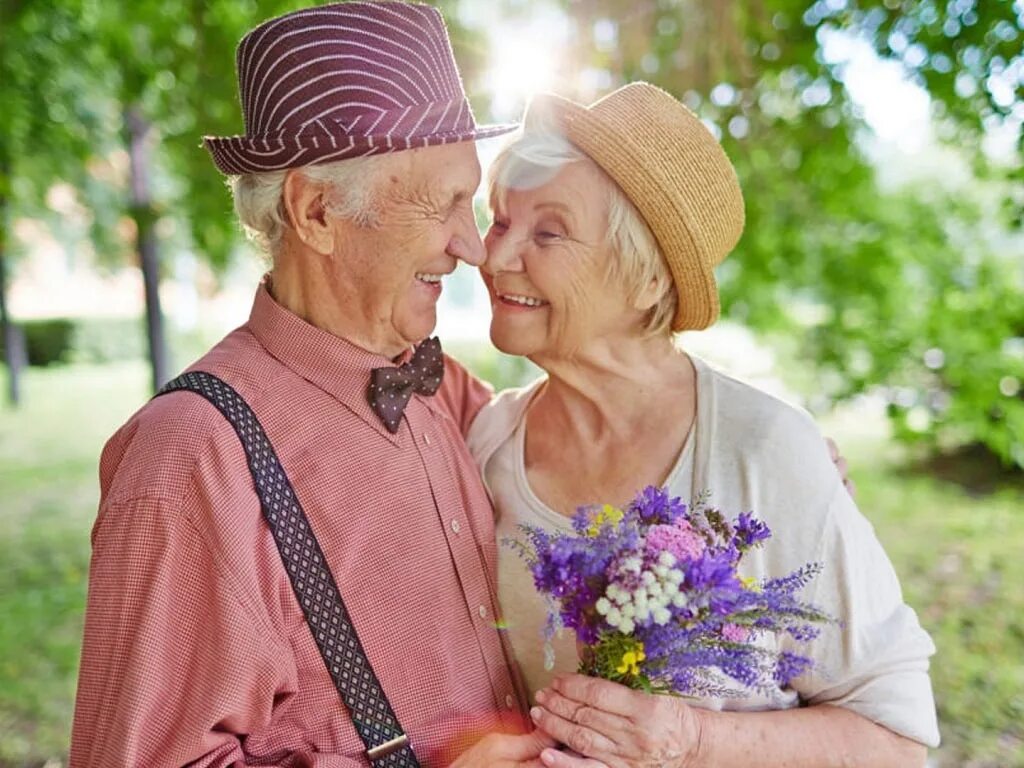 Старики. Бабушка и дедушка. Счастливые старики. Счастливые пенсионеры.
