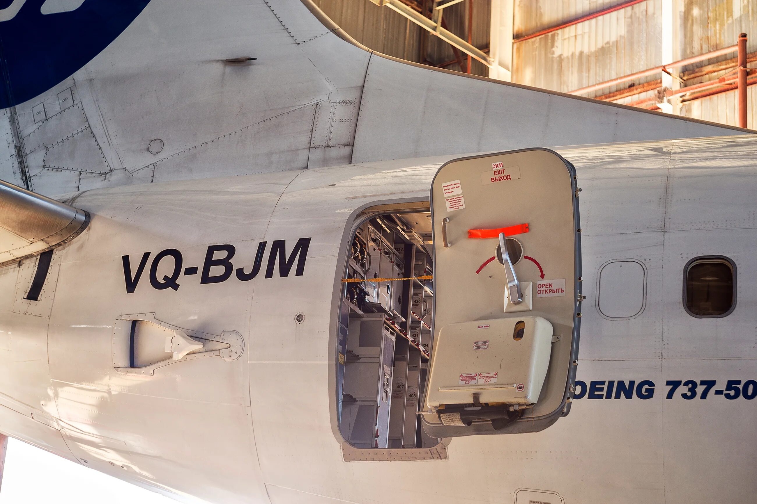 Как называется дверь в самолете. Дверь боинга 737. boeing 737 дверь. дверь самолета боинг 777. аварийный люк а320.