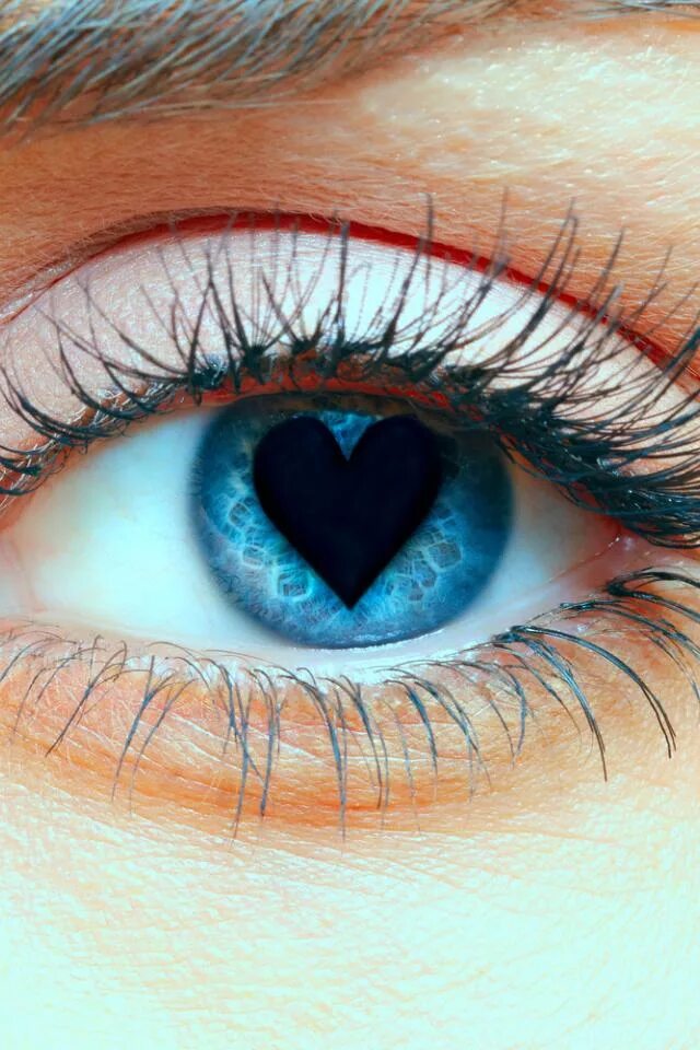Синие глаза. Глаза в форме сердца. Зрачок в форме сердца. Линзы с сердечками в зрачках. Зрачок в виде сердца.