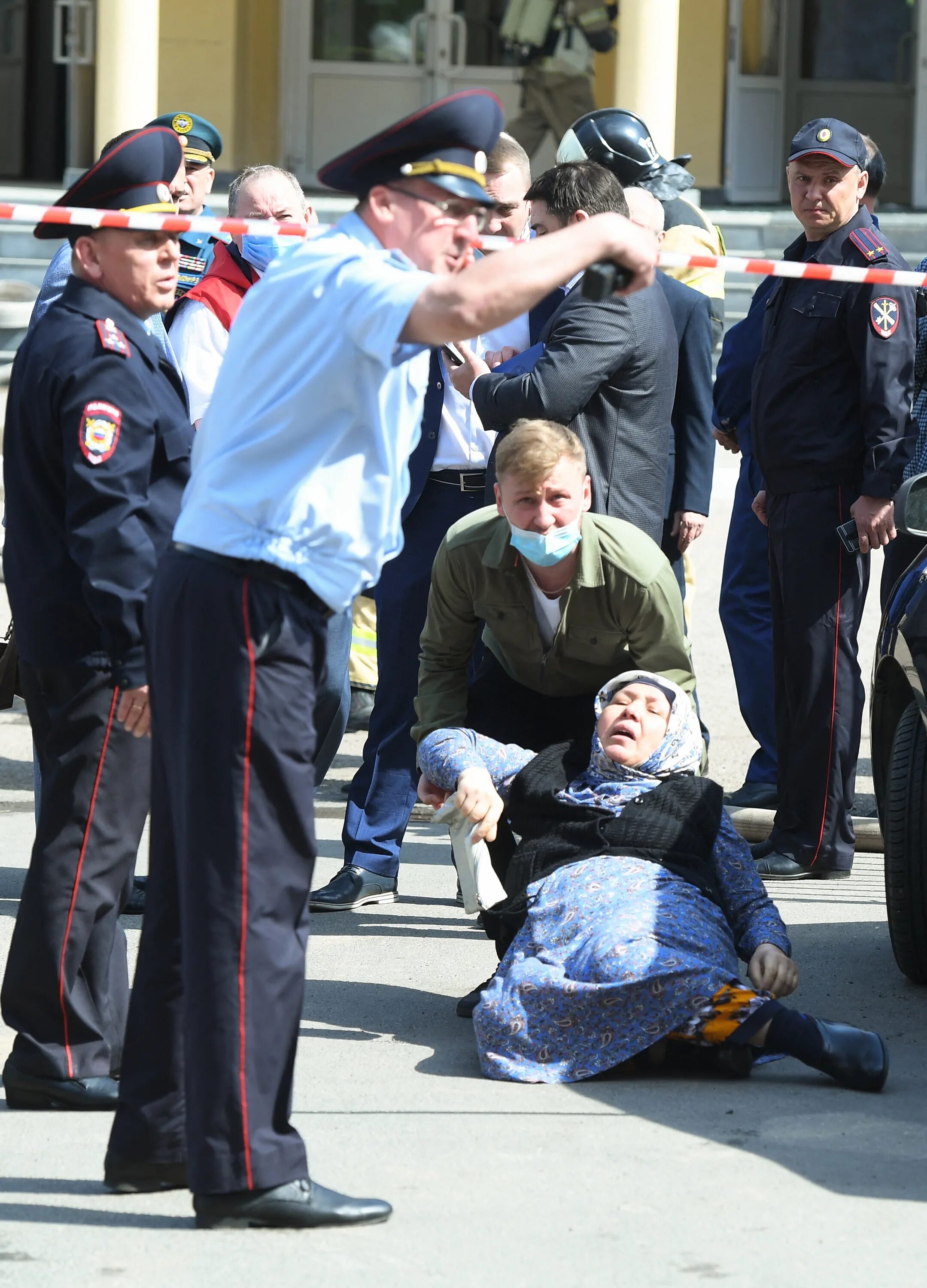 С 1 по 11 мая. Страшные кадры из Казанской школы. Полицейские бегут фото.