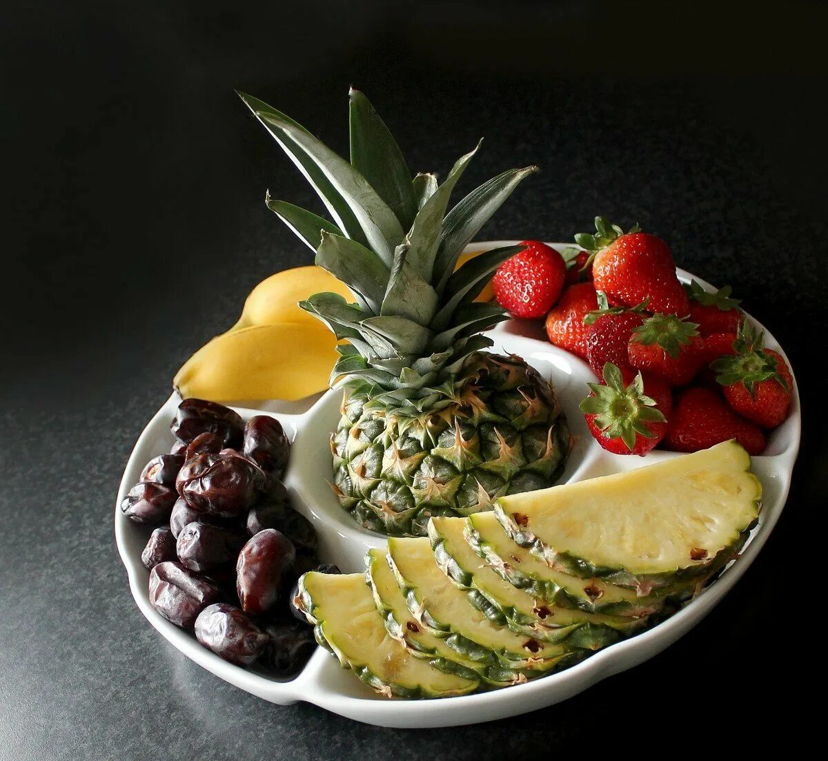 Ананас на столе фото. Фруктовая тарелка. Ваза с фруктами. Фруктовая тарелка с ананасом. Тарелка с экзотическими фруктами.